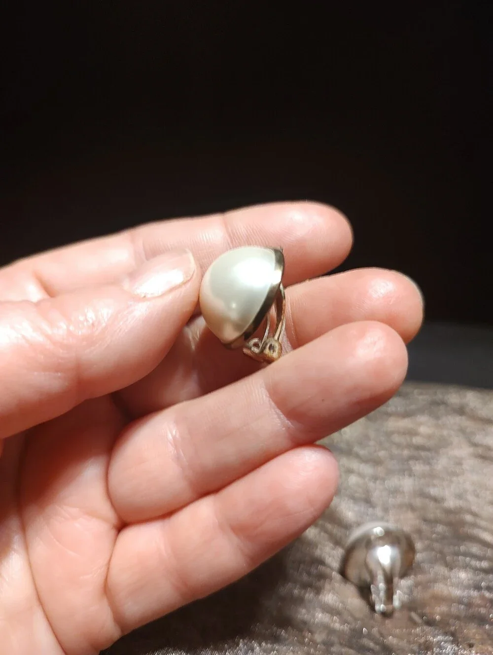 🍒🤍🍒 Timeless Retro Style Cream Ivory Domed Faux Pearl & Gold Earrings
